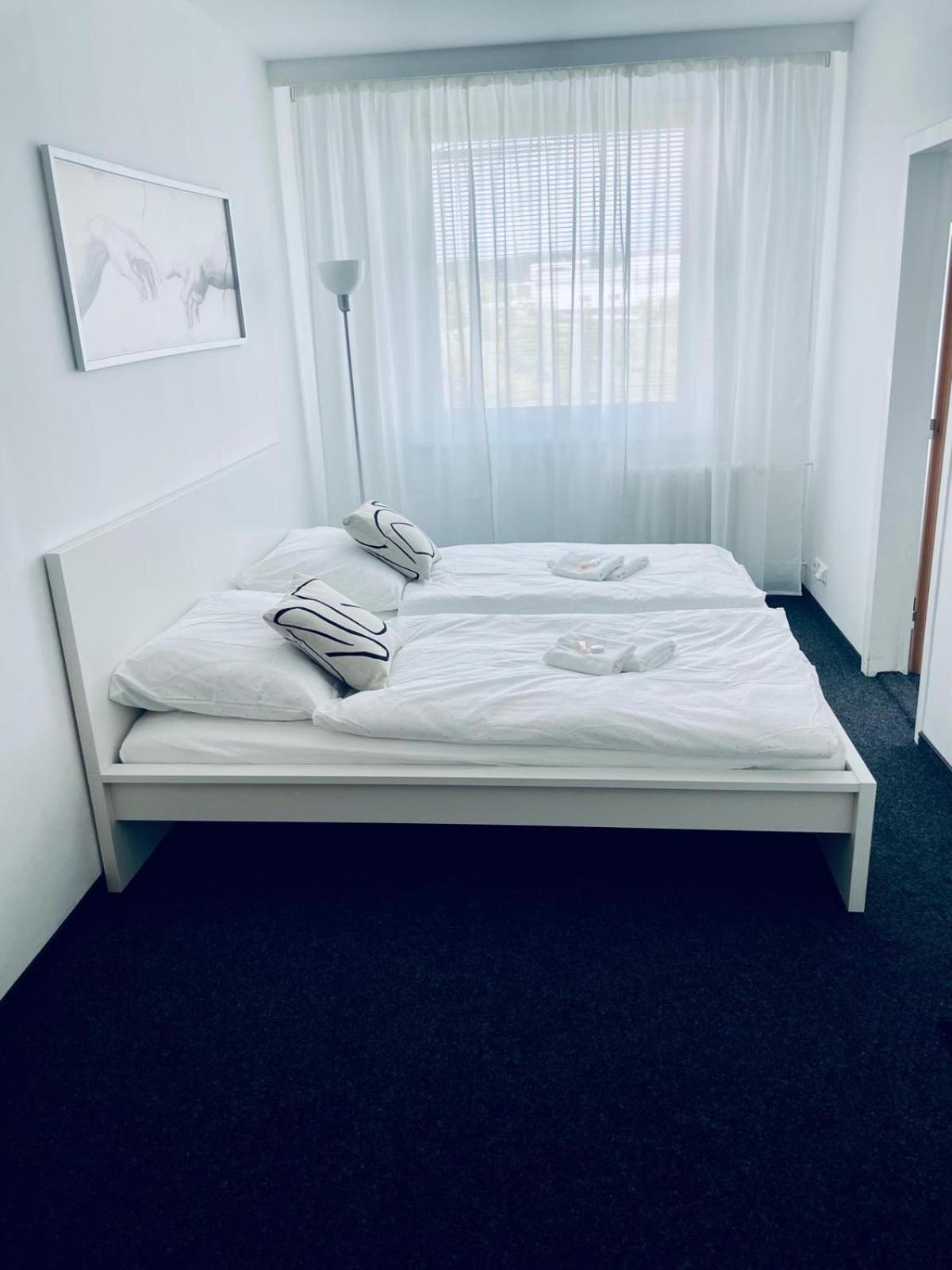 Apartmany Bryksova ปราก ภายนอก รูปภาพ